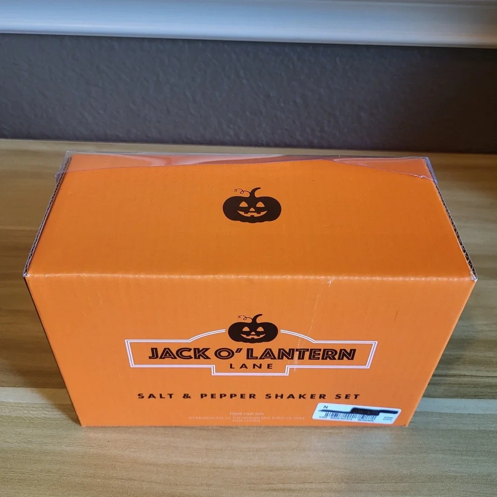 Jack O' Lantern Lane Halloween Pumpkin Black Cat Salt Pepper Shakers NEW